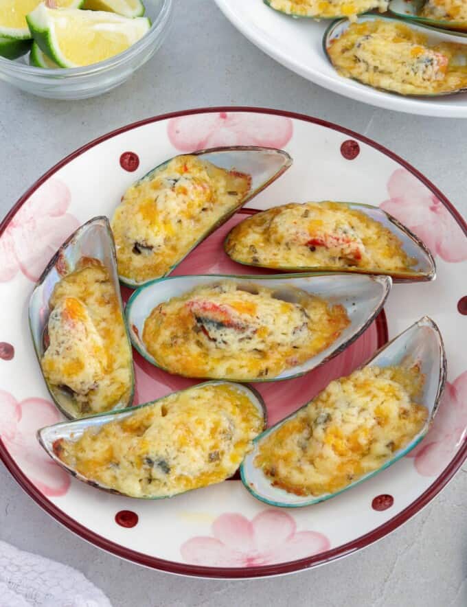 baked tahong on a serving plate.